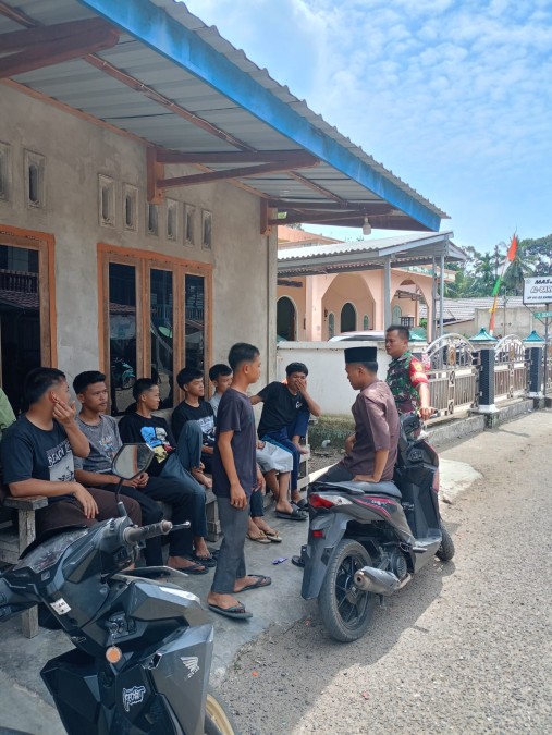 Maraknya kasus Permainan Judi Online, Babinsa Koramil Rupit Gelar Sosialisasi di Kalangan Pemuda binaan