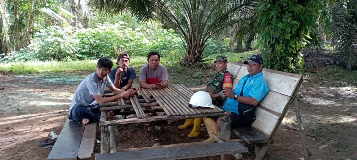 Komsos Dengan Warga Desa Binaan, Sertu Yunistan Ingatkan Warga Tentang Bahaya Karhutla di wilayah binaan