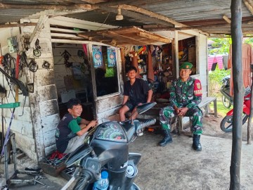 Tugas Rutin Babinsa. Serda Syukra Dede Babinsa Koramil 406-09/Terawas Melaksanakan Komsos Di Wilayah Binaan.