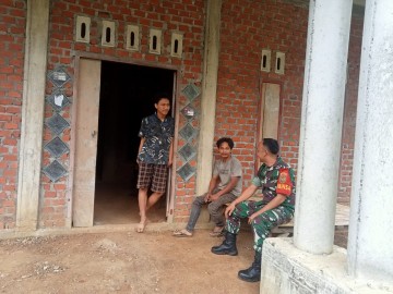 Komsos Dengan Warga Desa Binaan, Babinsa Koramil 07/jayaloka Ingatkan Warga Tentang Bahaya Karhutla