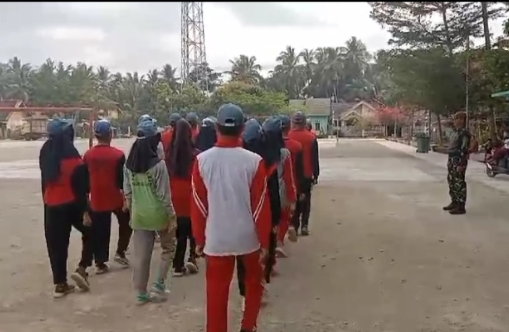 Dukung Dan Sukseskan HUT RI Ke 79 Babinsa Koramil 406-04/Muara Lakitan Berikan Pelatihan PBB Pada Paskibra