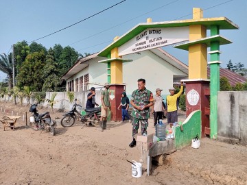 Semarak HUT RI Ke 79, Babinsa Kodim 0406 Lubuk Linggau Bersama Wali Murid Memperindah Lingkungan Sekolah