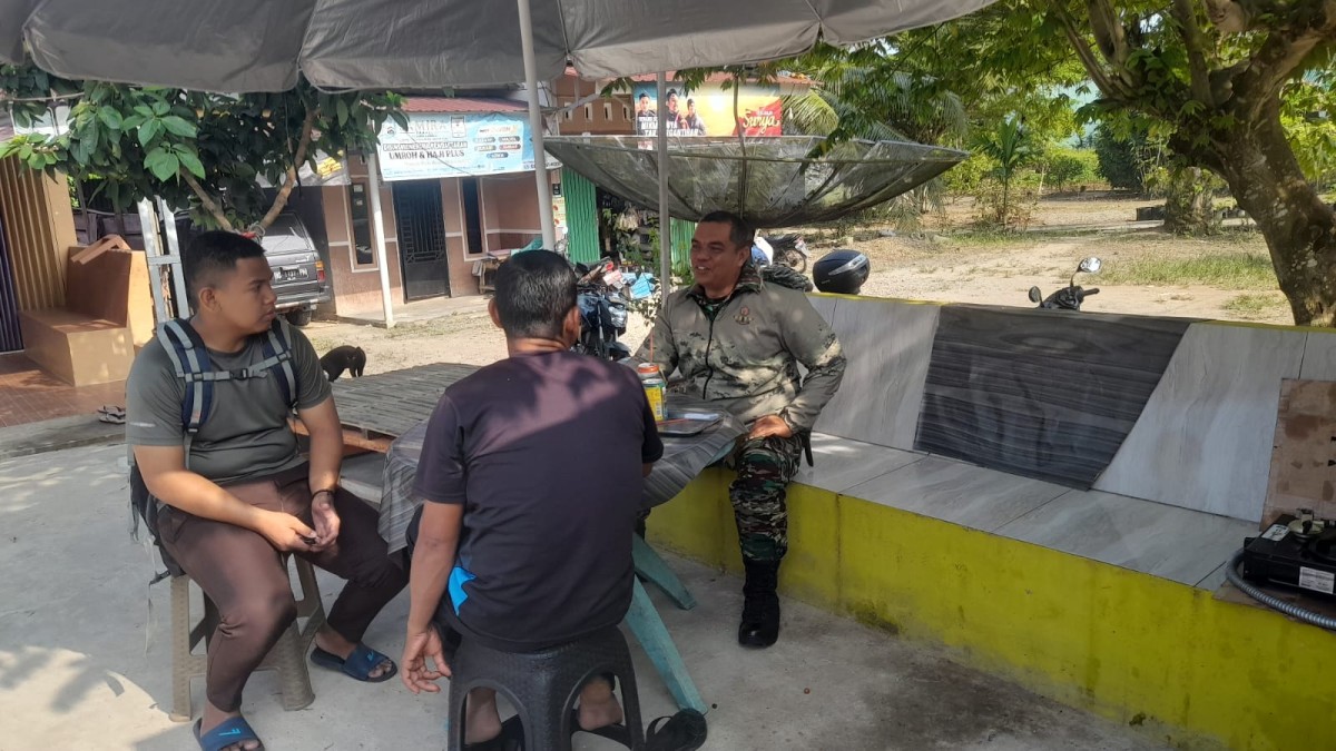 Memasuki musim kemarau Babinsa melaksanakan komsos bahayanya membuka lahan dengan cara di bakar