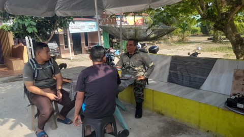 Memasuki musim kemarau Babinsa melaksanakan komsos bahayanya membuka lahan dengan cara di bakar