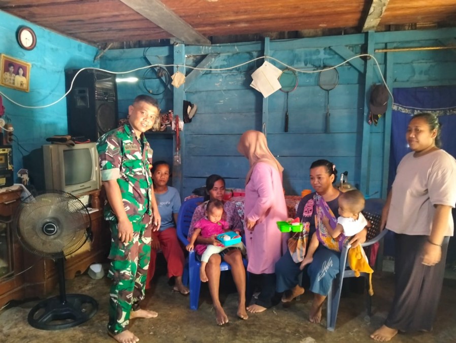 Wujud Kepedulian Terhadap Kesehatan Anak, Babinsa Dampingi Penyerahan Makanan Tambahan Kepada Anak stanting di wilayah