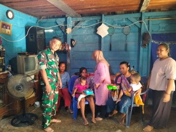 Wujud Kepedulian Terhadap Kesehatan Anak, Babinsa Dampingi Penyerahan Makanan Tambahan Kepada Anak stanting di wilayah