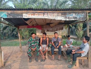 Salah satu tugas pokok babinsa agar mengetahui keluh kesah warga binaan Babinsa melaksanakan giat komsos rutin