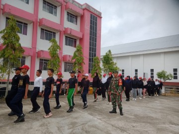 Bentuk Karakter Dan Di Siplin Babinsa Koramil 406-08/Lubuklinggau Latih Siswa Smp Baris Berbaris