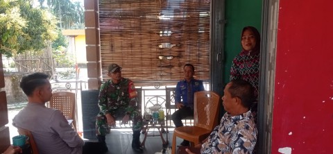 Babinsa melaksanakan kegiatan komsos di Desa binaan, komsos ini bertujuan agar silaturahmi terjaga dan tetap kompak