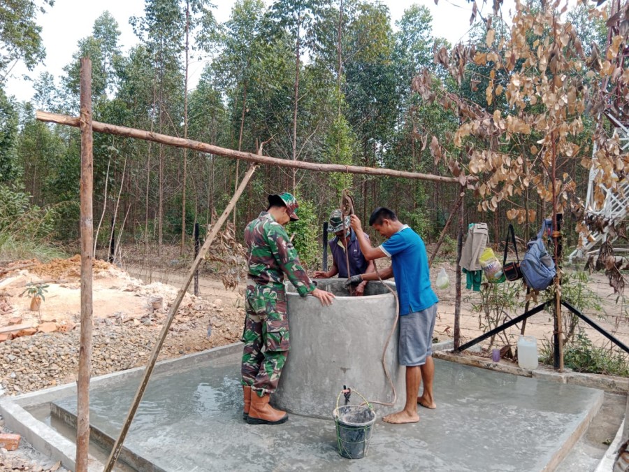Untuk Memenuhi Kebutuhan Air Bersih, Babinsa Serda Wawan Bantu Proses Penggalian Sumur