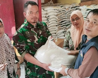 Babinsa Koramil 406-08/Lubuklinggau Serka Hardiyanto Monitoring Kegiatan Pembagian Beras.
