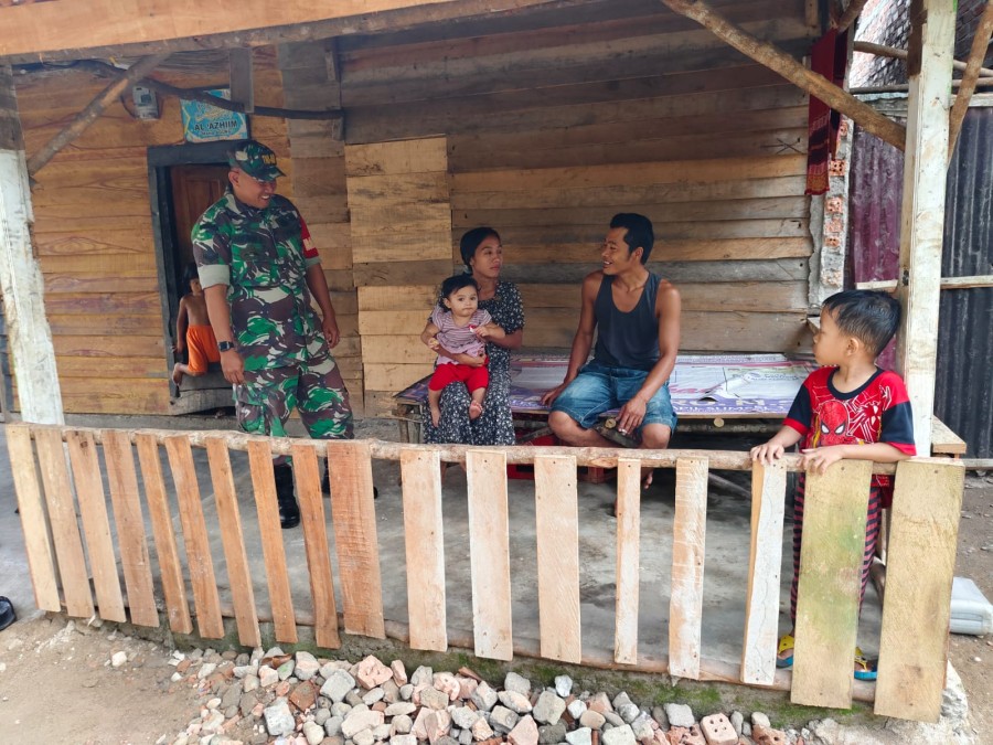 Jalani rasa keakraban dengan masyarakat Binaan, Babinsa melaksanakan kegiatan komunikasi sosial(komsos)