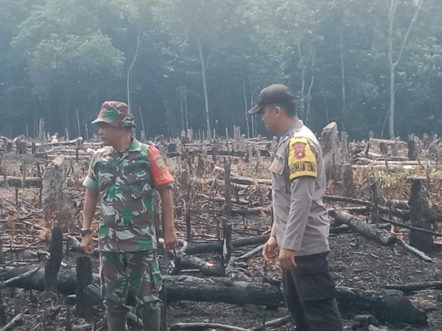 Babinsa Bersinergi Dengan Bhabinkamtibmas Lakukan Pengecekan Hotspot Titik Api