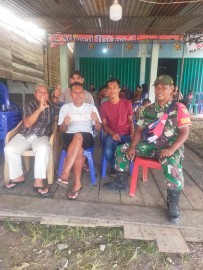 Babinsa Koramil 406-09/Terawas Melaksanakan Komsos Bersama Warga Di wilayah Binaan.