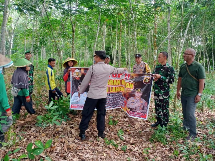 Patroli Karhutlah Gabungan TNI-Polri Cegah Pembakaran Hutan dan Lahan
