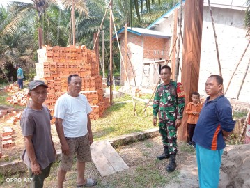 Babinsa melaksanakan komsos di desa binaan membahas Tingkatkan Kerjasama Yang Baik Dengan Aparat Desa