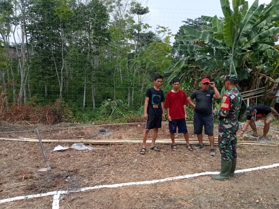 Serda Rohman Muhtadi Bersama Masyarakat Benahi Lapangan Voli Dalam Rangka Memeriahkan HUT Kemerdekaan RI Ke 79