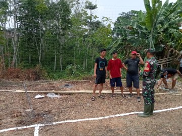 Serda Rohman Muhtadi Bersama Masyarakat Benahi Lapangan Voli Dalam Rangka Memeriahkan HUT Kemerdekaan RI Ke 79