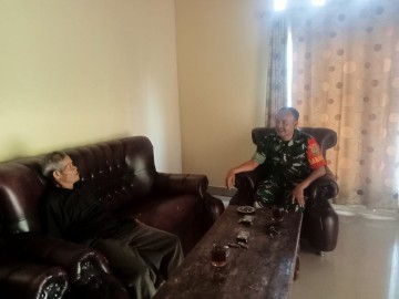 Babinsa Koramil 406-07/jayaloka Melaksanakan Komsos dengan Tokoh Masyarakat di Wilayah Binaan