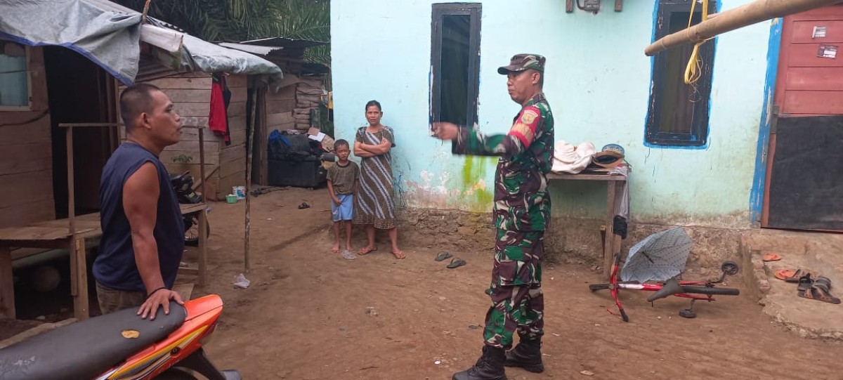 Melalui Sikap Ramah Tamah, Babinsa Koramil 406-10/LT Menjalin Komunikasi Dengan Warga