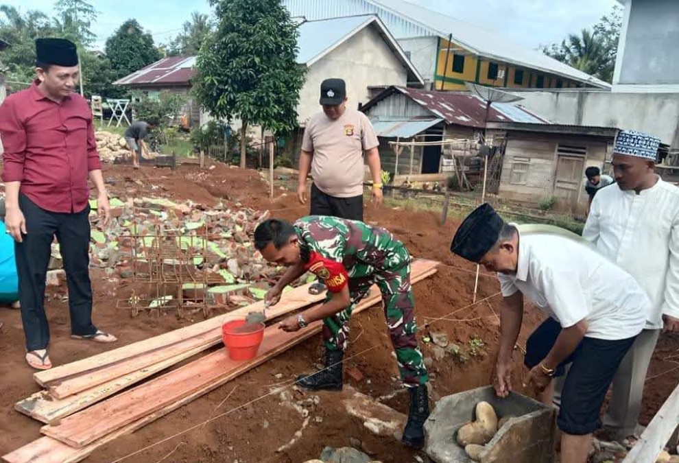 Babinsa Koramil 406-10/LT Hadir Pada Acara Peletakan Batu Pertama Pembangunan Rumah Marbot