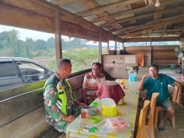 Babinsa koramil 406-02/rawas ilir Serma Endang Permana melaksanakan giat komsos di Desa binaan