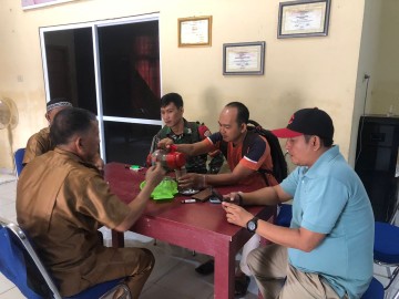 Jalani rasa keakraban serta kebersamaan kepada masyarakat, Babinsa melaksanakan kegiatan komunikasi sosial(komsos)