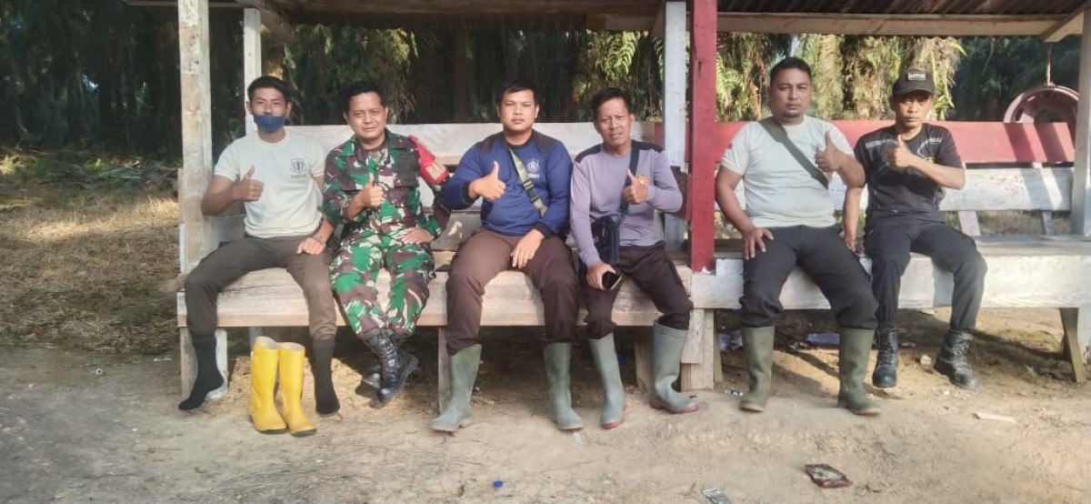 Jalani silaturahmi dan keakraban dengan warga Desa Binaan, Babinsa menyapa para pekerja melaksanakan giat Komsos