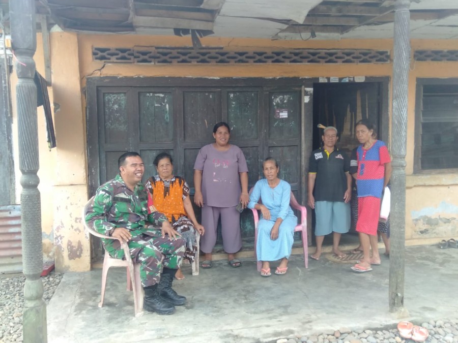 Tugas Rutin Babinsa. Serda Indrawan Babinsa Koramil 406-09/Terawas Melaksanakan Komsos Di Wilayah Binaan.