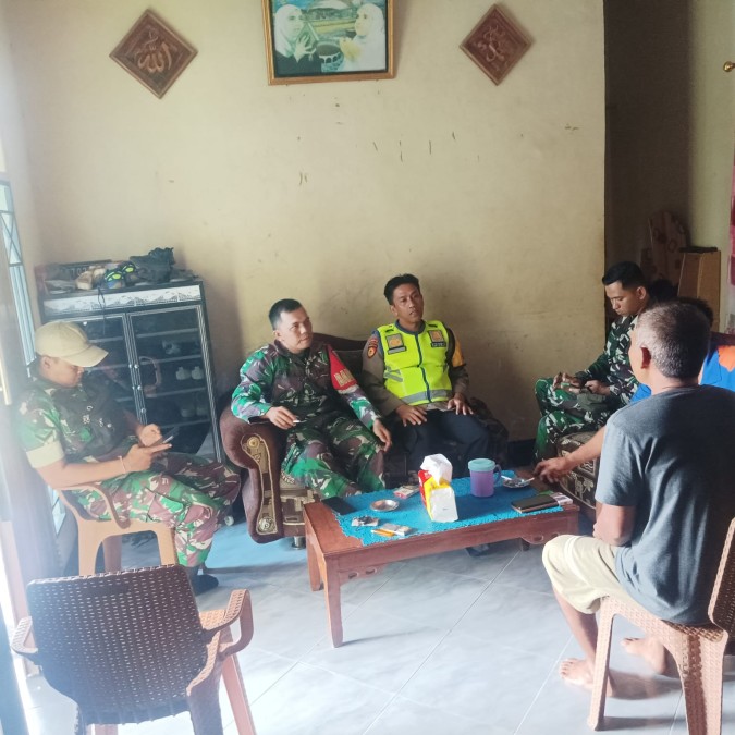 Babinsa melaksanakan komsos bersama Aparatur Desa membahas bahayanya membuka lahan dengan cara di bakar