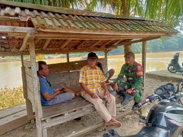 Jalani rasa keakraban Dengan warga desa binaan, Babinsa melaksanakan komsos rutin