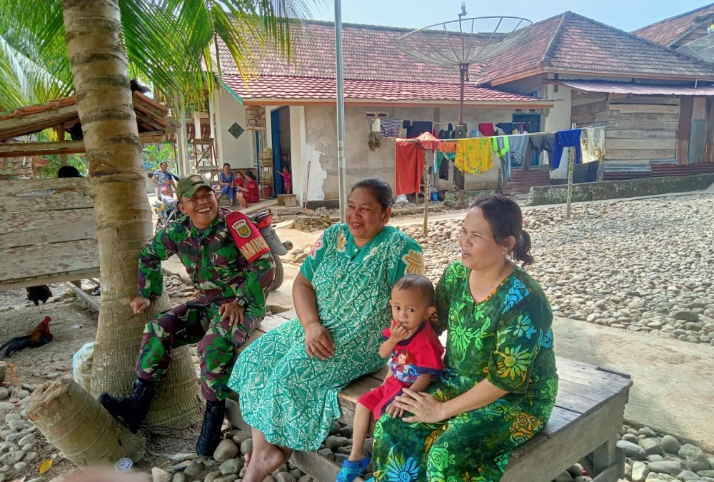 Babinsa melaksanakan komsos, giat mengingatkan penting nya menjaga kesehatan di musim kemarau