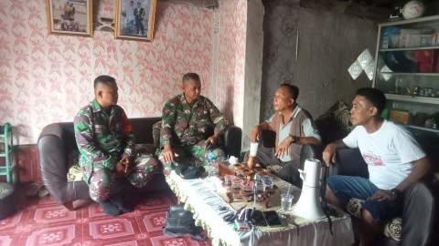 Babinsa melaksanakan komsos di desa binaan membahas Tingkatkan Kerjasama Yang Baik