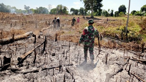 BERSAMA WARGA, BABINSA KORAMIL 406-05/MUARA KELINGI LAKUKAN PEMADAMAN API