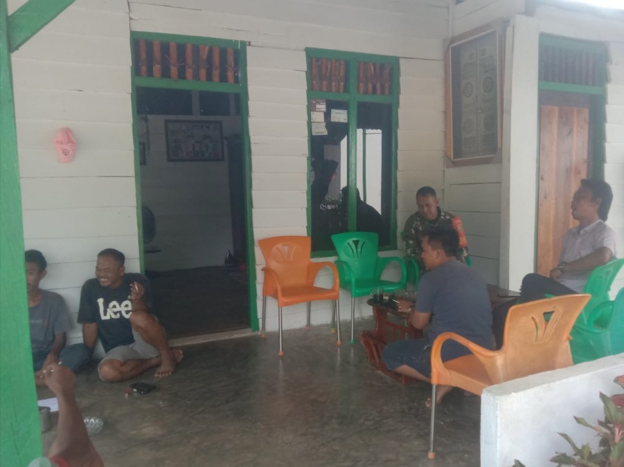 Babinsa Koramil 406-04/Muara Lakitan Melaksanakan Komsos dengan Tokoh Masyarakat di Wilayah Binaan