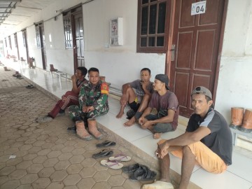 Jalani rasa keakraban Dengan warga desa binaan, Babinsa melaksanakan komsos rutin