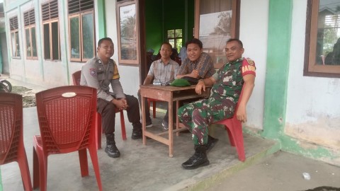 Tingkatkan Sinergitas, Babinsa dan Bhabinkamtibmas Sambangi desa Binaan