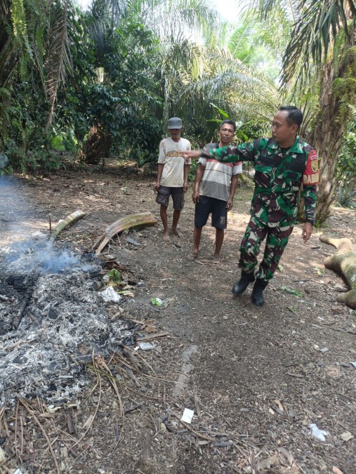Babinsa Koramil 406-06/Tugumulyo Sertu Agus dan masyarakat laksanakan patroli Karhutlah