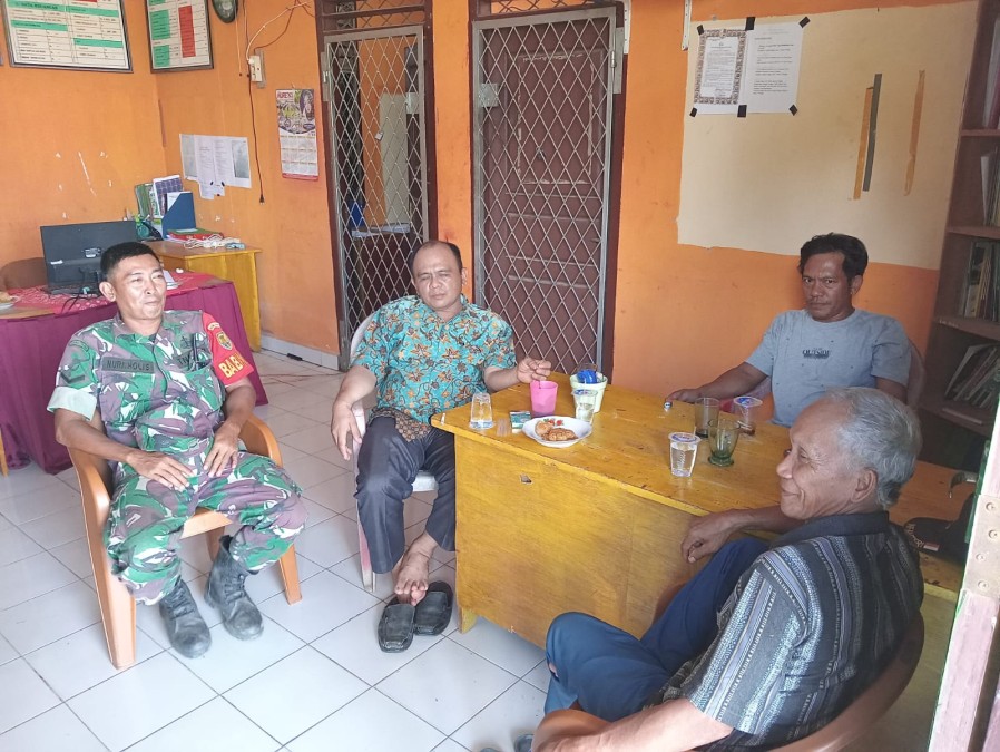 Jalani rasa keakraban Dengan warga desa binaan, Babinsa melaksanakan komsos rutin