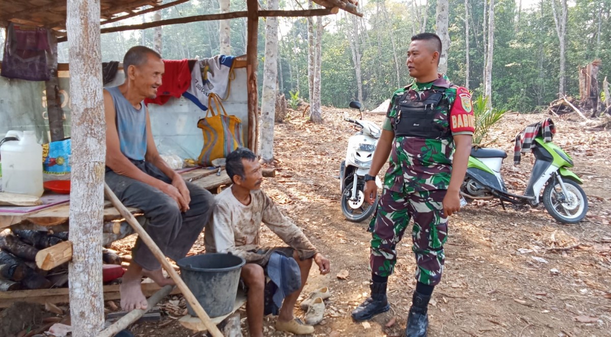 Babinsa melaksanakan kegiatan komsos di Desa binaan, komsos ini bertujuan agar silaturahmi terjaga dan tetap kompak