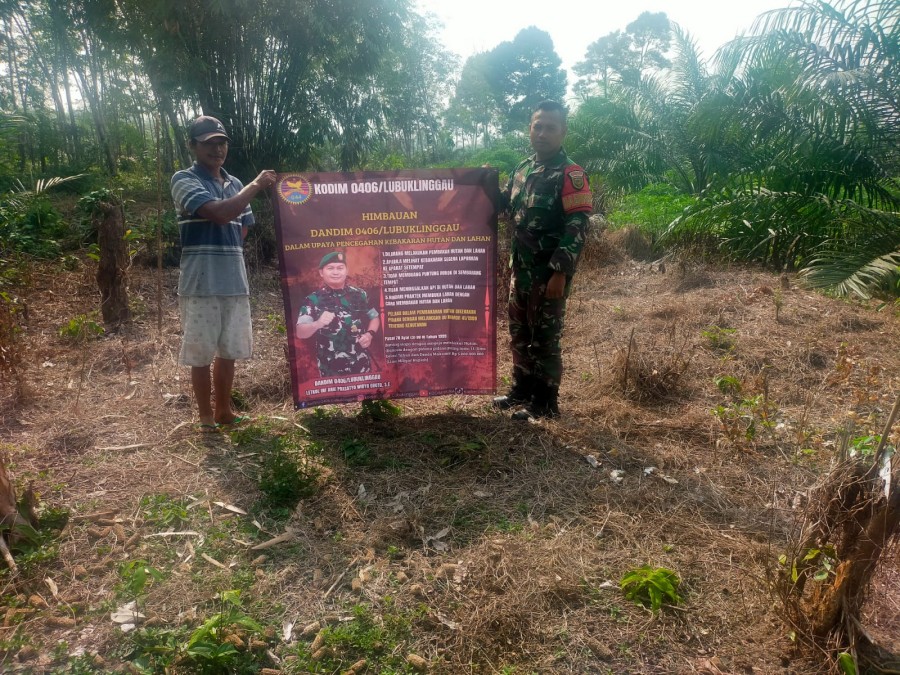 Cegah Kebakaran Hutan Babinsa Koramil 406-09/Terawas Praka Jajang Surya Melaksanakan Patroli Karhutla Di Wilayah Binaan.