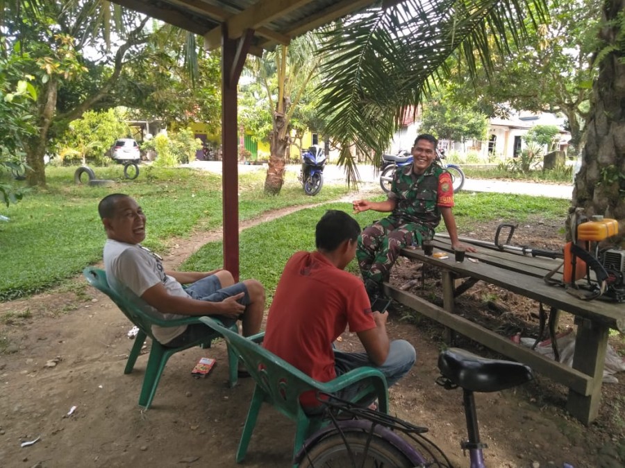 Jalani rasa keakraban Dengan warga desa binaan, Babinsa melaksanakan komsos rutin