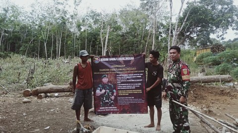 Cegah Kebakaran Hutan Babinsa Koramil 406-09/Terawas Serka Yefri Sani Melaksanakan Komsos Dan Patroli Karhutla Di Wilayah Binaan.