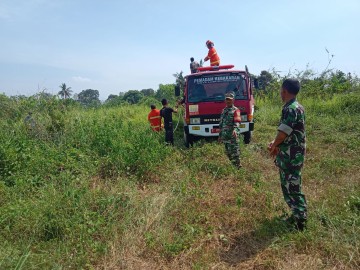 Danramil 406-10/LT Kerahkan Babinsa Atasi Kebakaran Lahan Kosong