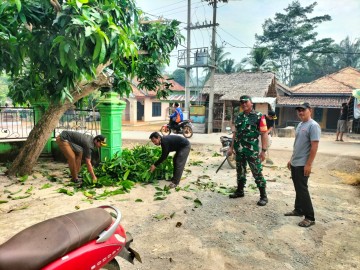 Respect Babinsa Peltu Rohmadani Bantu Pemerintah Desa Laksanakan Pembersihan