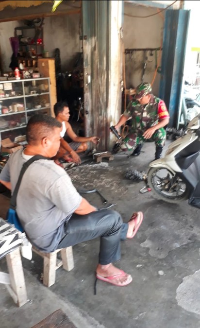 Babinsa melaksanakan kegiatan komsos di Desa binaan, komsos ini bertujuan agar silaturahmi terjaga dan tetap kompak