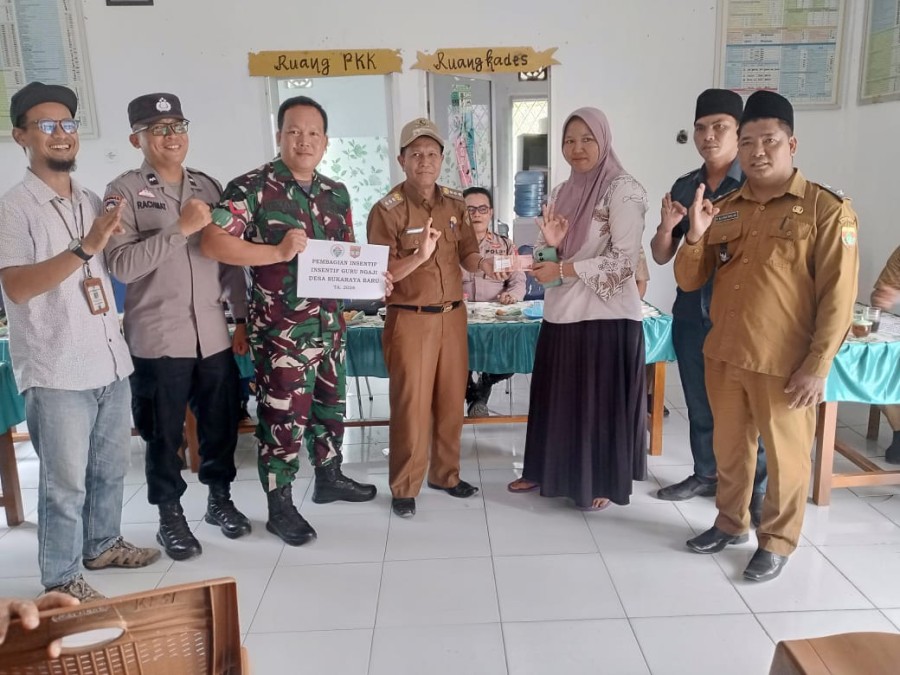 Babinsa Koramil 406-09/Terawas Monitoring Pembagian Dana Desa (DD) dan Titik 0% Pembangunan Tanggul Sungai.