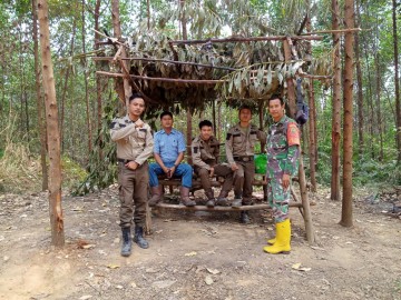 Sertu Ali Mubin Babinsa koramil 406-04/Muara lakitan aktif patroli Karhutlah di wilayah binaan