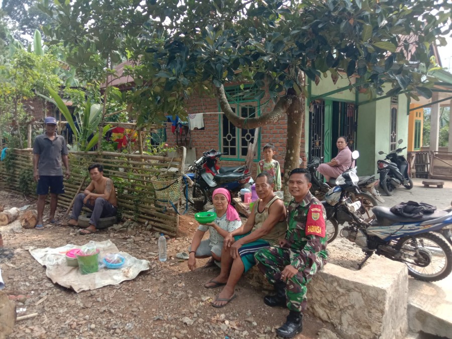 Babinsa Koramil 406-08/Lubuklinggau Serda Purwoko Melaksanakan Komsos Di wilayah Binaan.