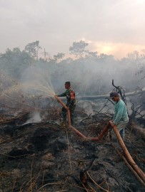 Lagi-lagi Babinsa Koramil 406/05 Muara Kelingi Bersama Warga Harus Berjibaku Padamkan Api